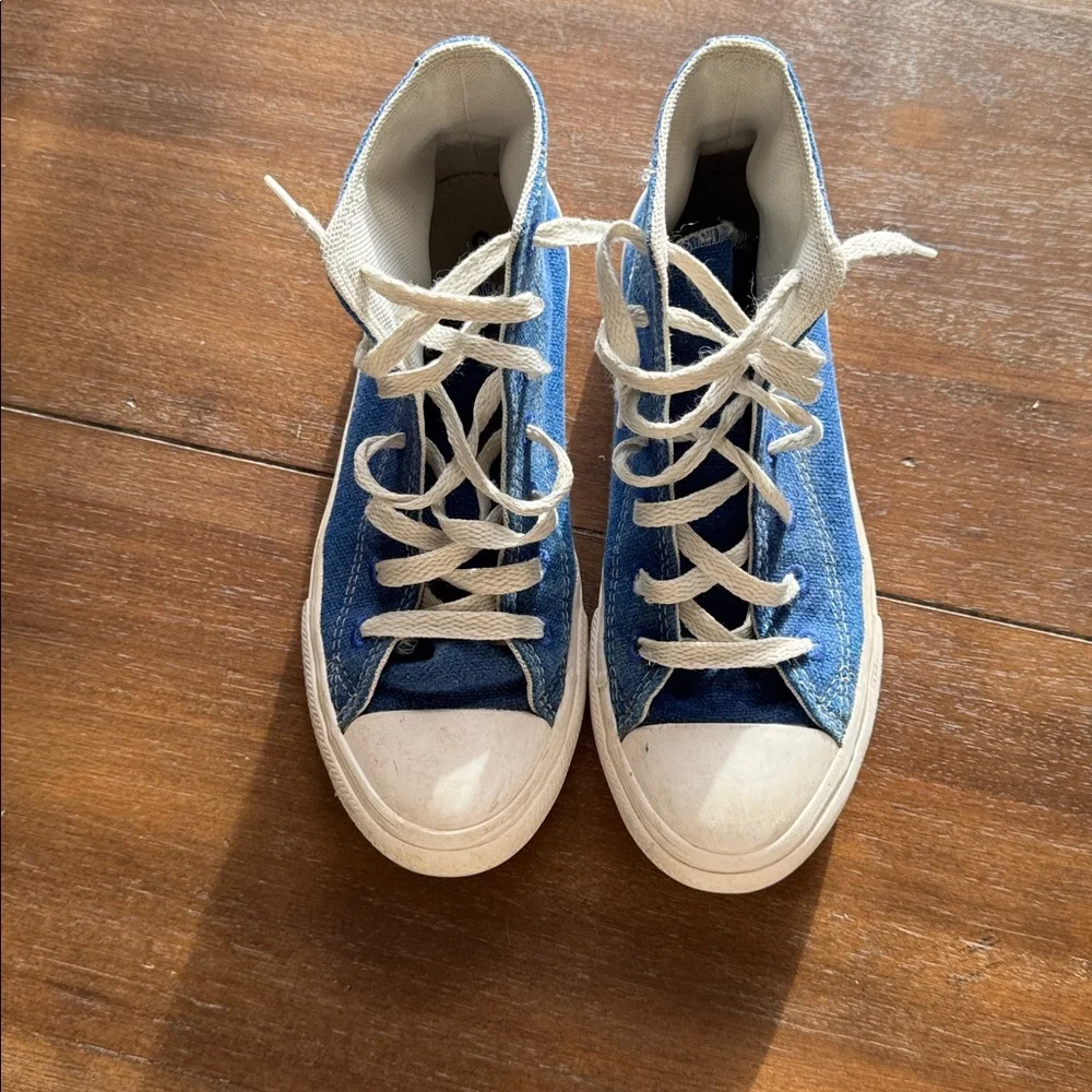 Size 2 Converse Chuck Taylor All Star Sneakers on blue